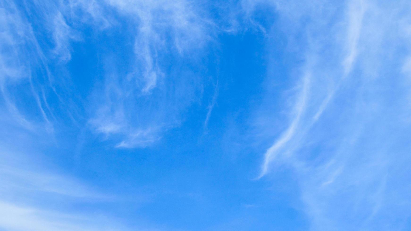 blauer Himmel und weiße Wolken. Wolken vor blauem Himmelshintergrund. foto