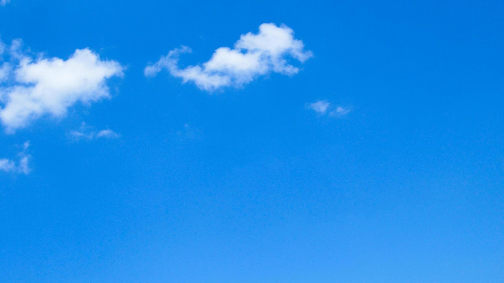 blauer Himmel und weiße Wolken. Wolken vor blauem Himmelshintergrund. foto