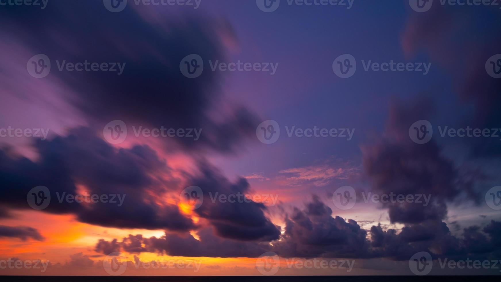 Langzeitbelichtung bunter Himmel Sonnenuntergang oder Sonnenaufgang foto