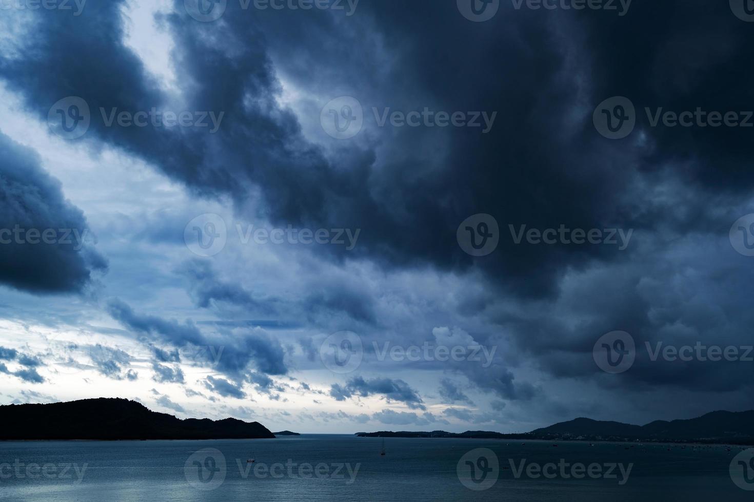 dramatischer stürmischer dunkler bewölkter Himmel foto