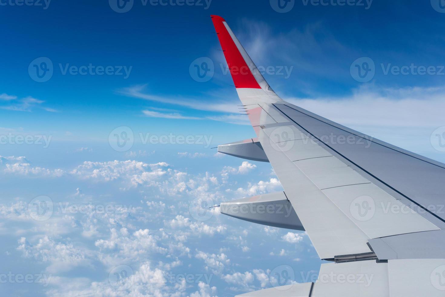 Flugzeugflügel am blauen Himmel foto