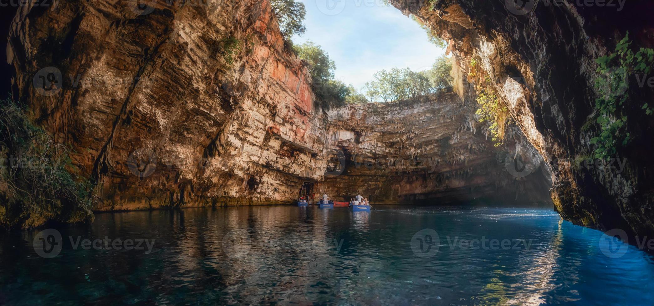 Melissani-Höhle oder Melissani-See in der Nähe von Sami-Stadt auf der Insel Kefalonia, Griechenland. buntes künstlerisches Panoramafoto. Tourismuskonzept. foto