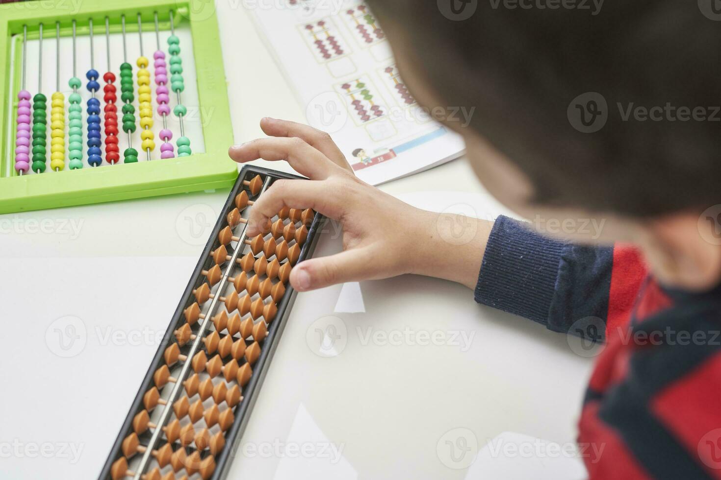 ein Schüler tun mental Mathematik foto