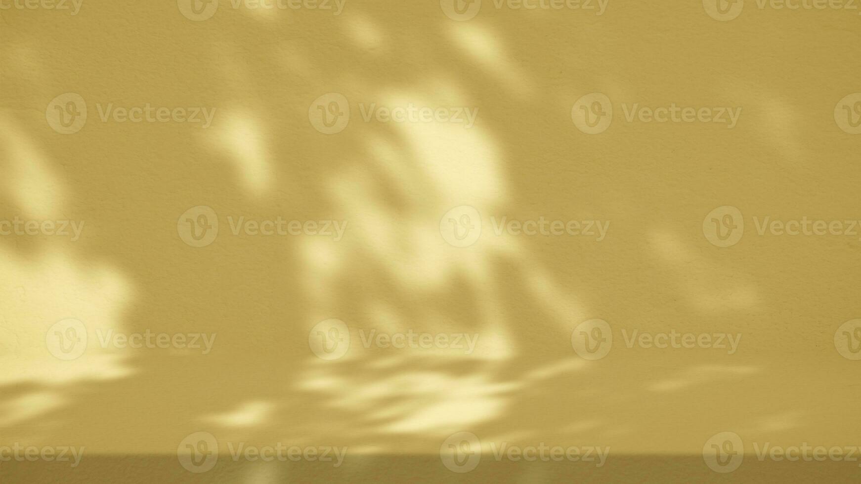 Gold Stuck Tabelle mit Natur Schatten auf Beton Mauer Textur Hintergrund, geeignet zum kosmetisch Produkt Präsentation Hintergrund, Anzeige, und spotten hoch. foto