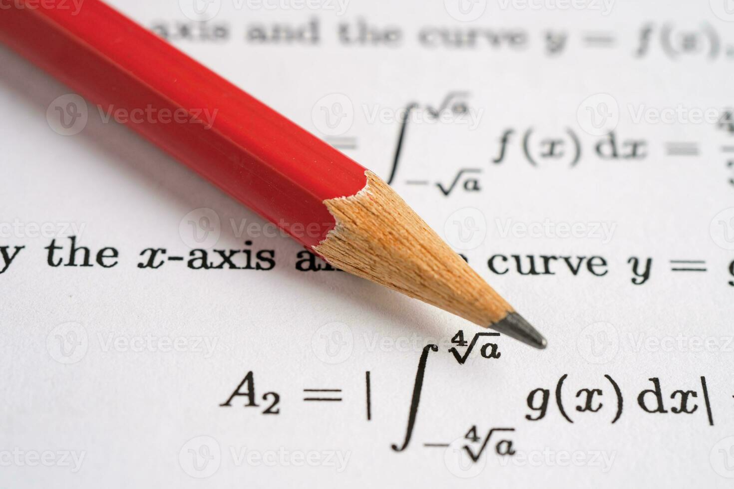 Bleistift auf Übungstestpapier für mathematische Formeln in der Bildungsschule. foto