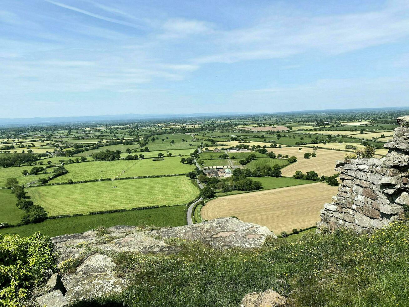 Cheshire im das Vereinigtes Königreich im kann 2023. ein Aussicht von Beeston Schloss auf ein sonnig Tag foto