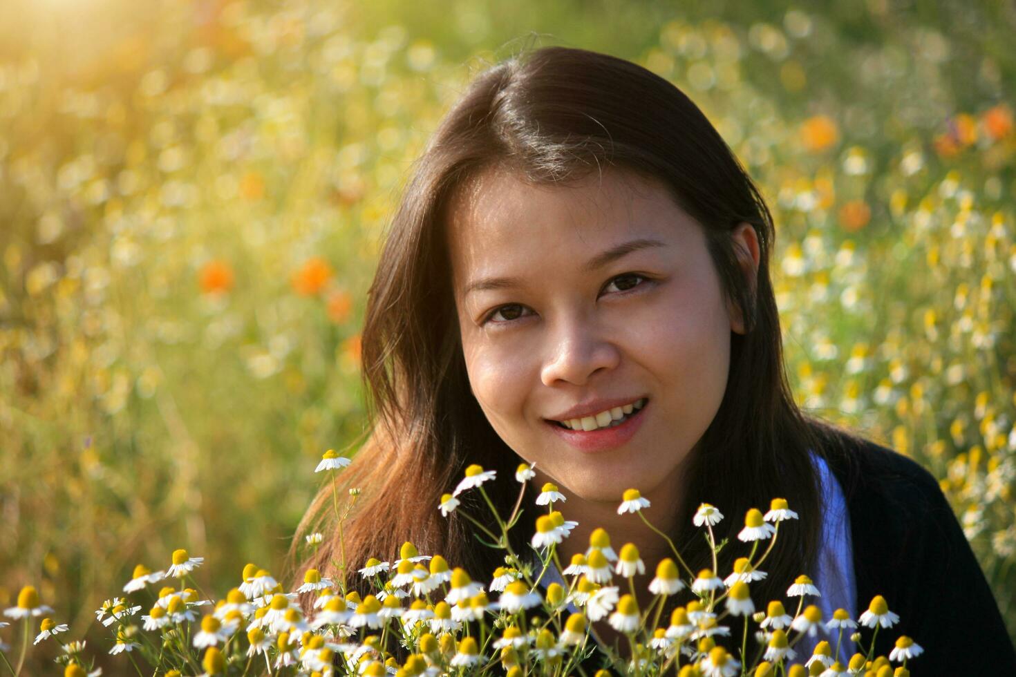 einer schön glücklich asiatisch Frau im das Blumen Garten foto