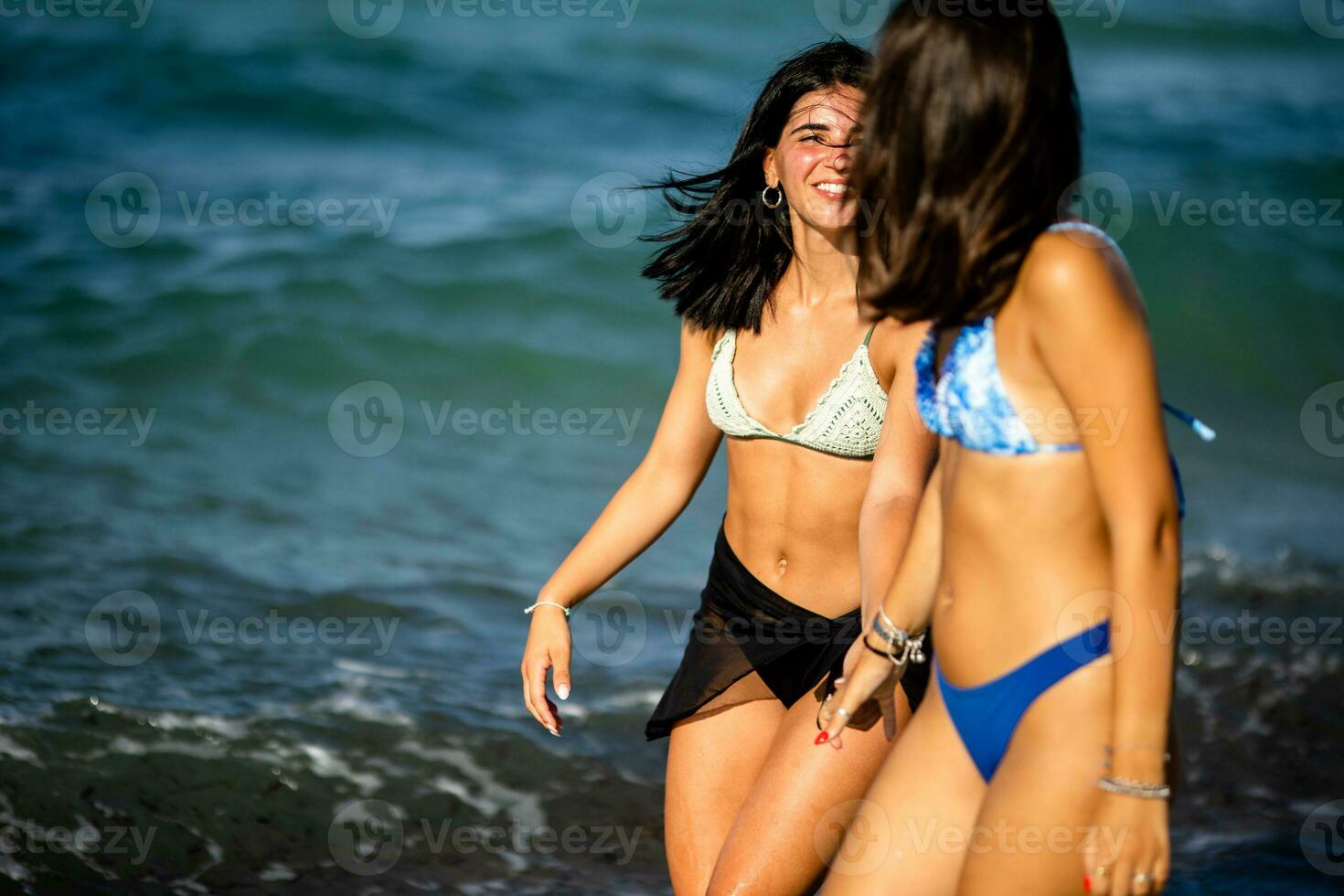 zwei ziemlich jung Frau haben Spaß auf das Strand foto