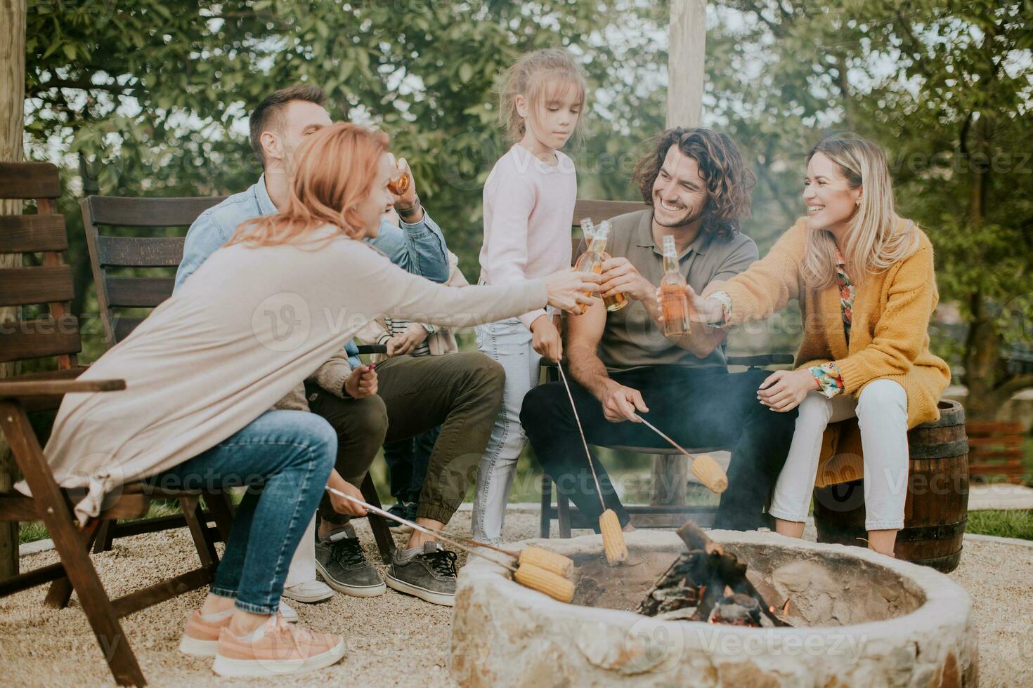 freunde haben gut Zeit und Backen Hühneraugen im das Haus Hinterhof foto