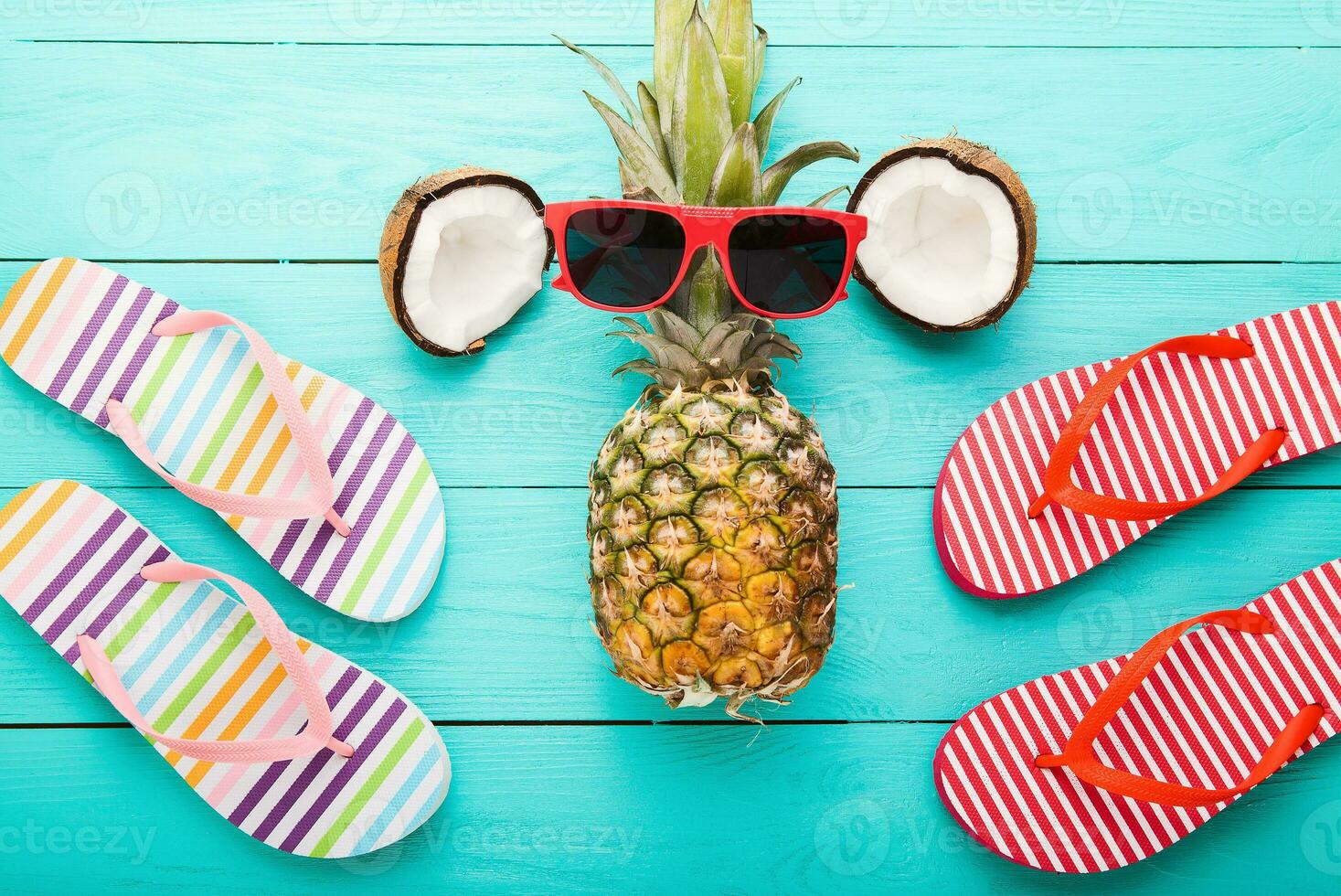 Flip Flops, Sonnenbrille und Muschel auf blauem Holzhintergrund. kopierraum und modische sommeraccessoires. foto