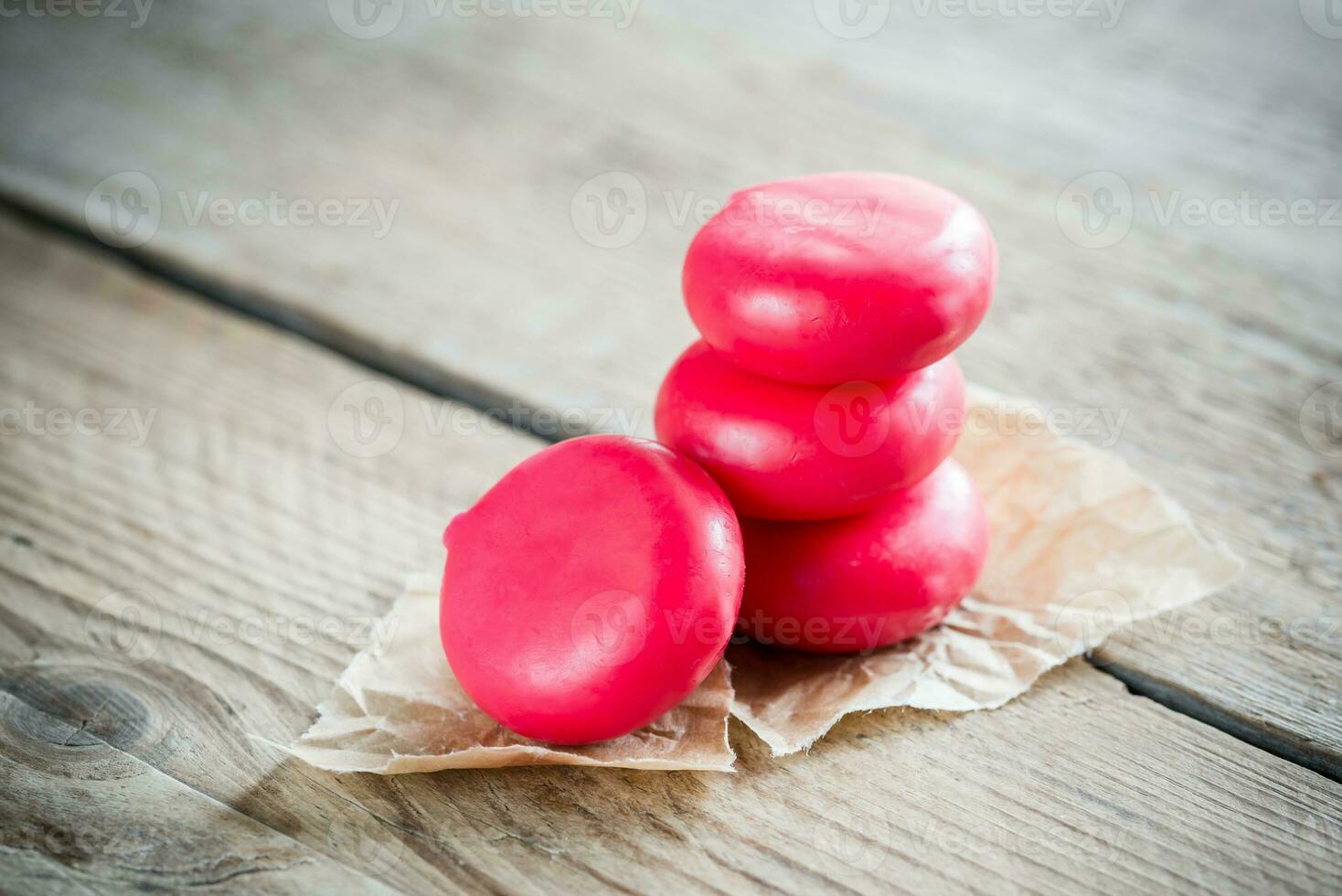 Stapel von Mini Käse auf das hölzern Tabelle foto