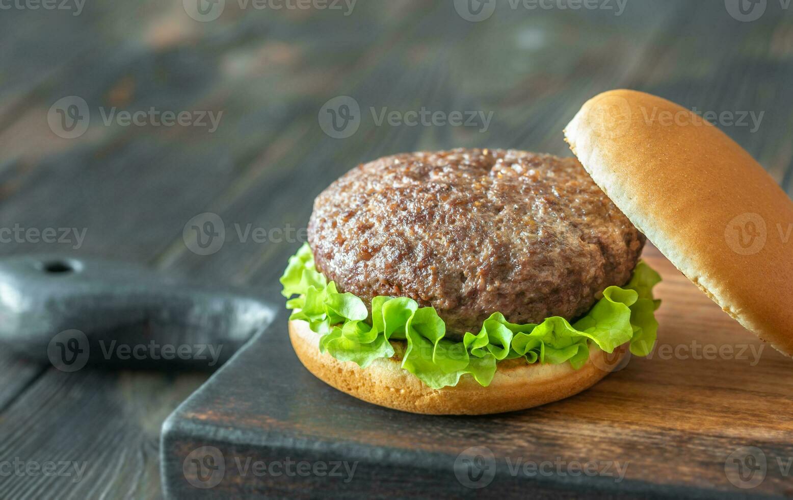 Hamburger auf dem Schneidebrett foto