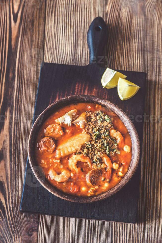 Portion spanische Fisch-Chorizo-Suppe foto