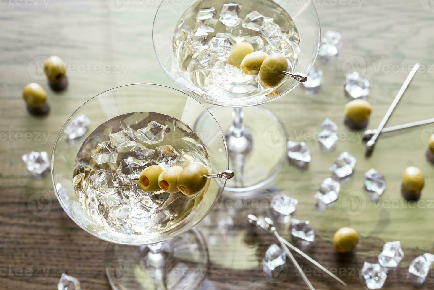 zwei Oliven-Martini-Cocktails foto