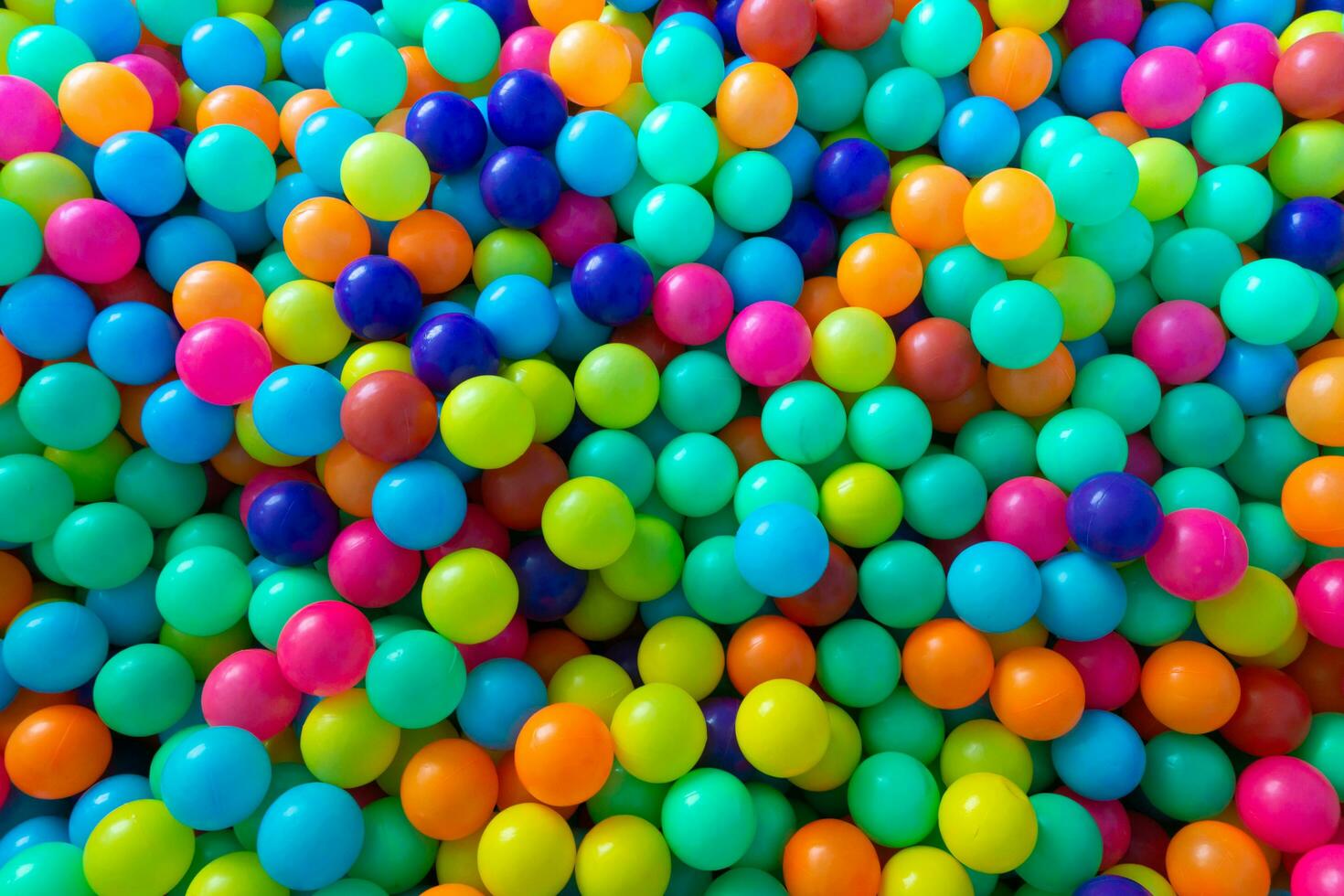 bunt Plastik Bälle zum Kinder spielen im Spielplatz Zimmer foto