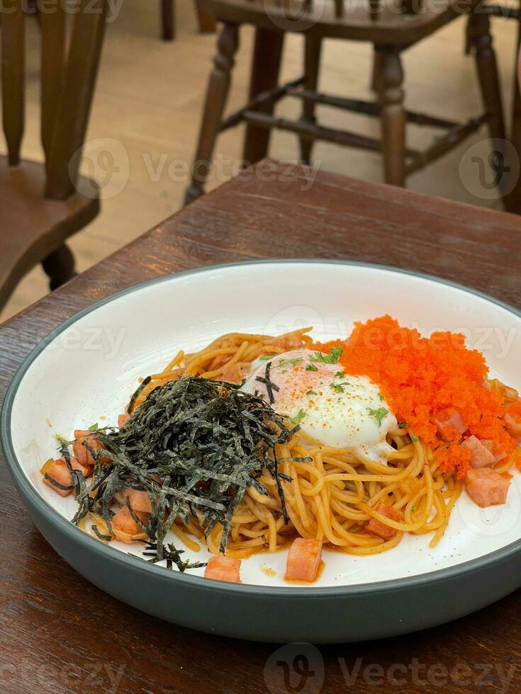 Schinken und Garnele Eier Spaghetti japanisch Stil gekocht oben auf mit Seetang und Sanft gekocht Ei ist auf hölzern Hintergrund. foto