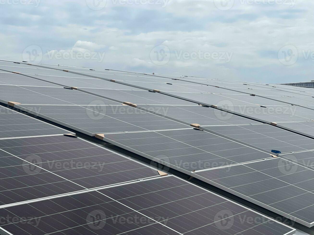Nahansicht von Solar- Zelle, Installation Solar- Zelle Bauernhof Leistung Pflanze Öko Technologie. Solar- Zelle Paneele im ein Photovoltaik Leistung Pflanze. foto