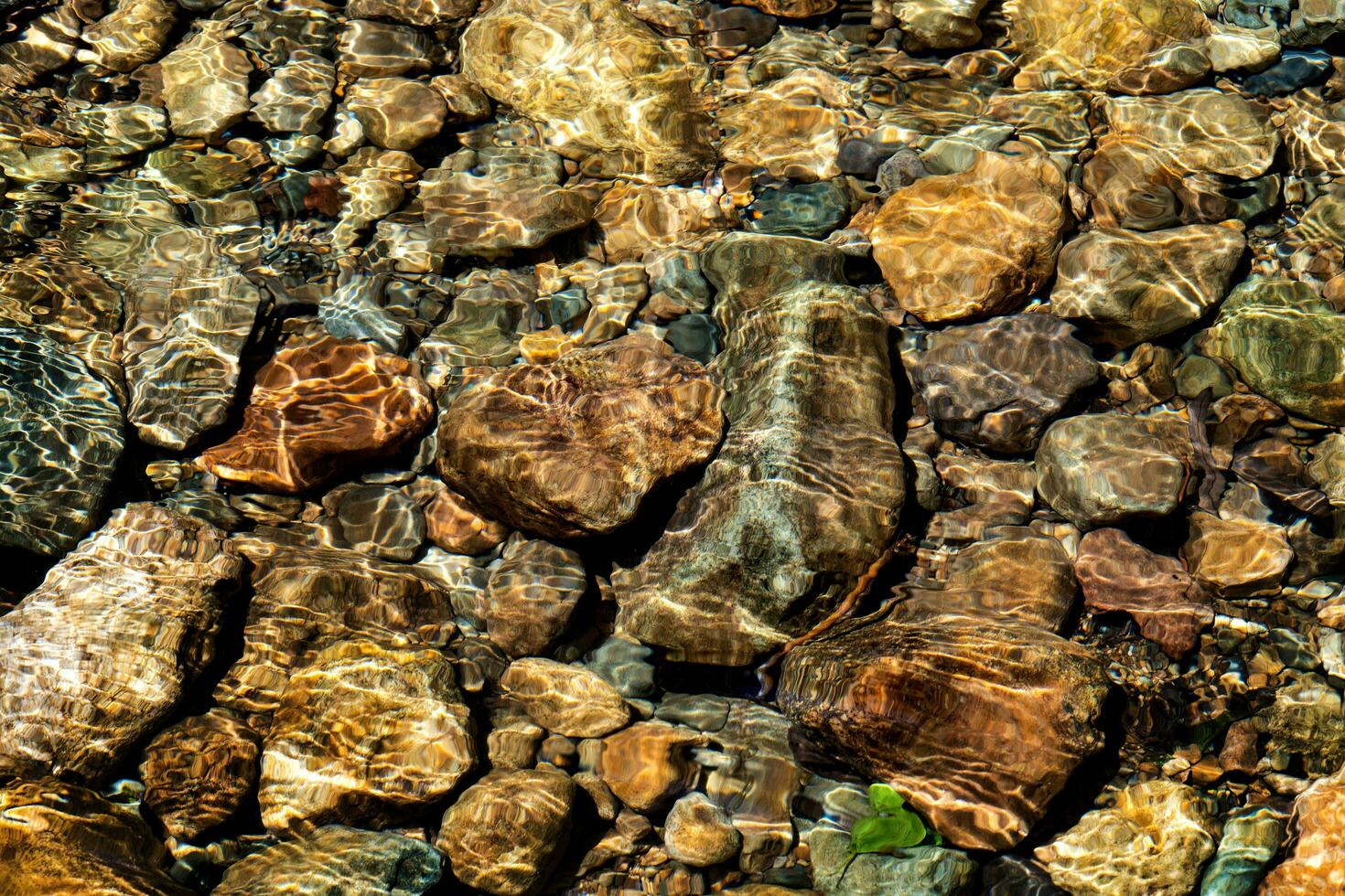 klar Wasser im das Fluss und Stein Textur foto