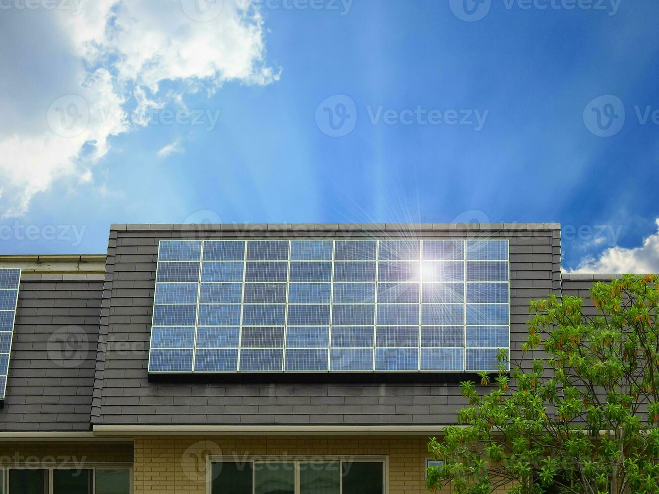 Grün Energie von Solar- Zelle Panel auf Haus Dach foto
