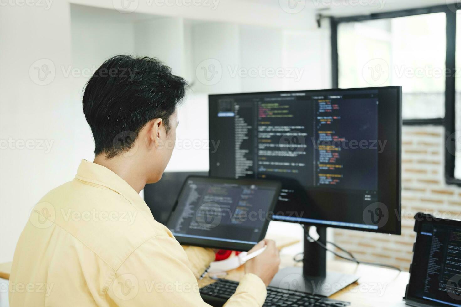 es Programmierer beginnt Arbeiten auf Desktop Computer. foto