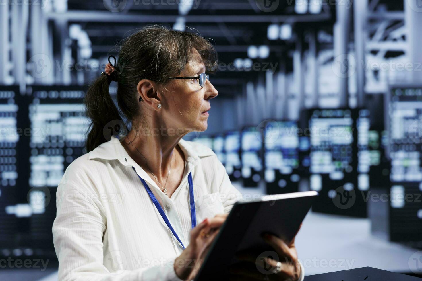 Alten effizient Administrator Aktualisierung Daten Center Einheiten, Schreiben kompliziert binär Code Skripte auf Tablette, mit Programmierung zu stärken Internet-Sicherheit im technisch fortgeschritten Server Bauernhof foto