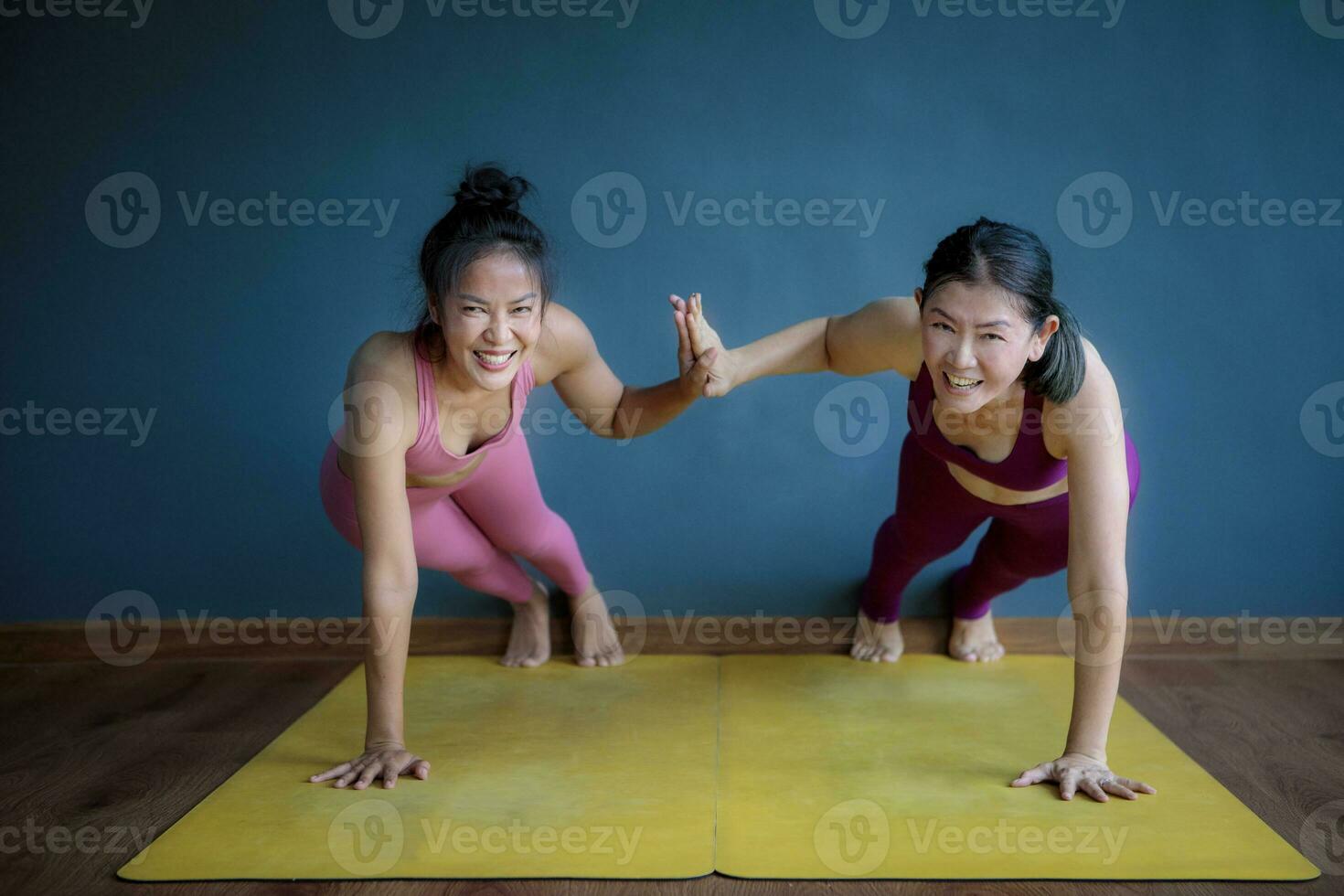 zwei asiatisch Frau tun Yoga mit Glück foto