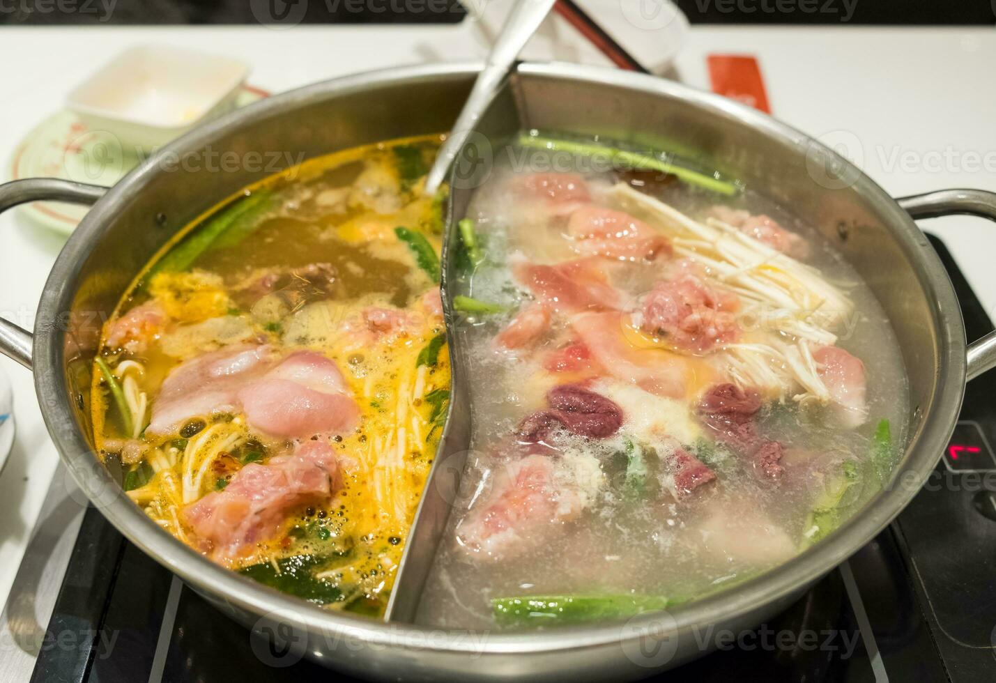 Shabu Shabu Küche Fleisch mit Gemüse gekocht im zwei Suppe foto