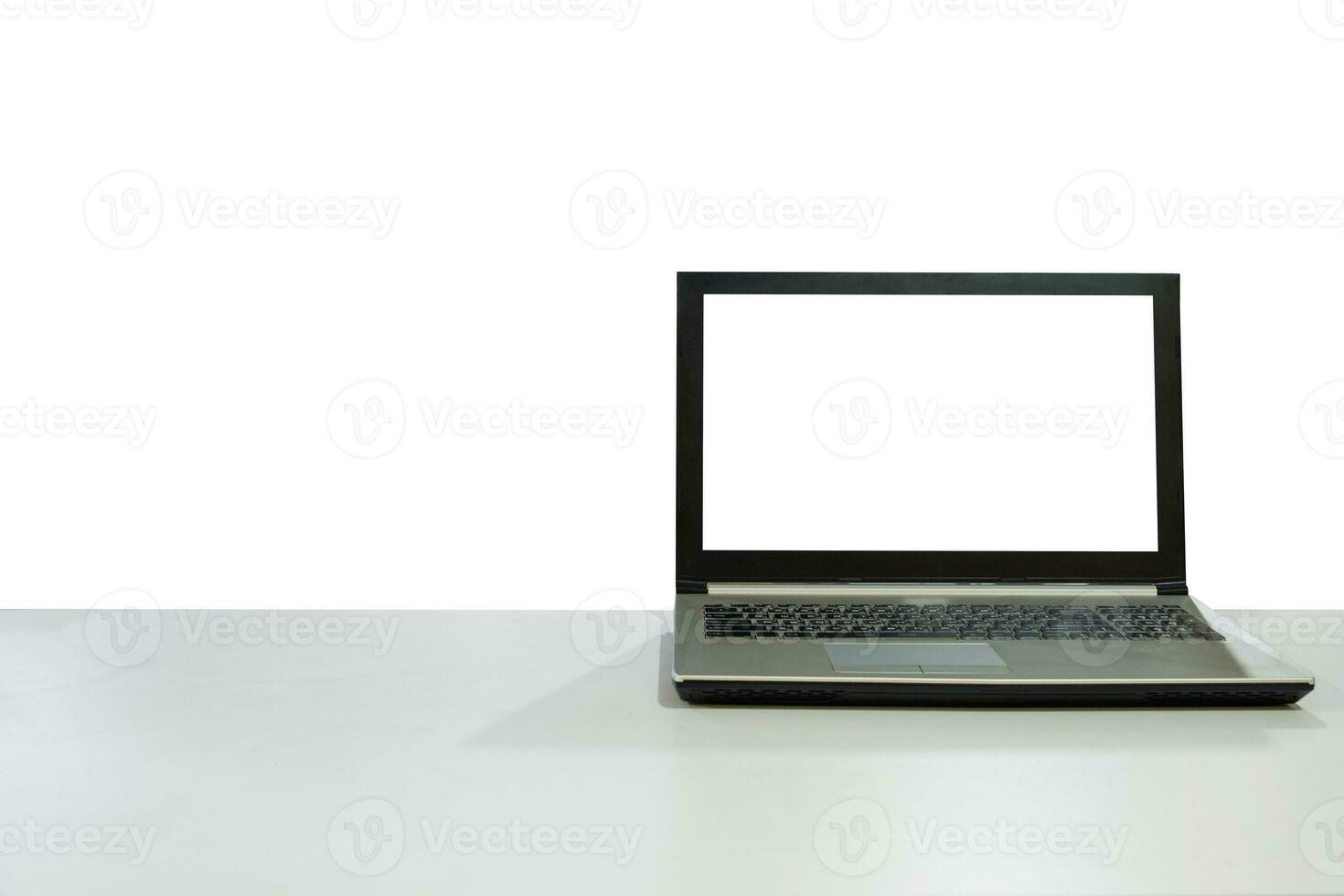 leer Anzeige Laptop auf Weiß Schreibtisch mit Kopieren Raum Hintergrund foto