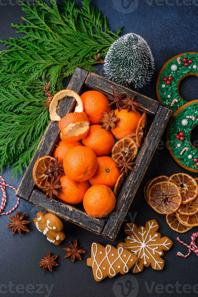schön festlich Weihnachten Komposition von Mandarinen, Lebkuchen und Star Anis foto