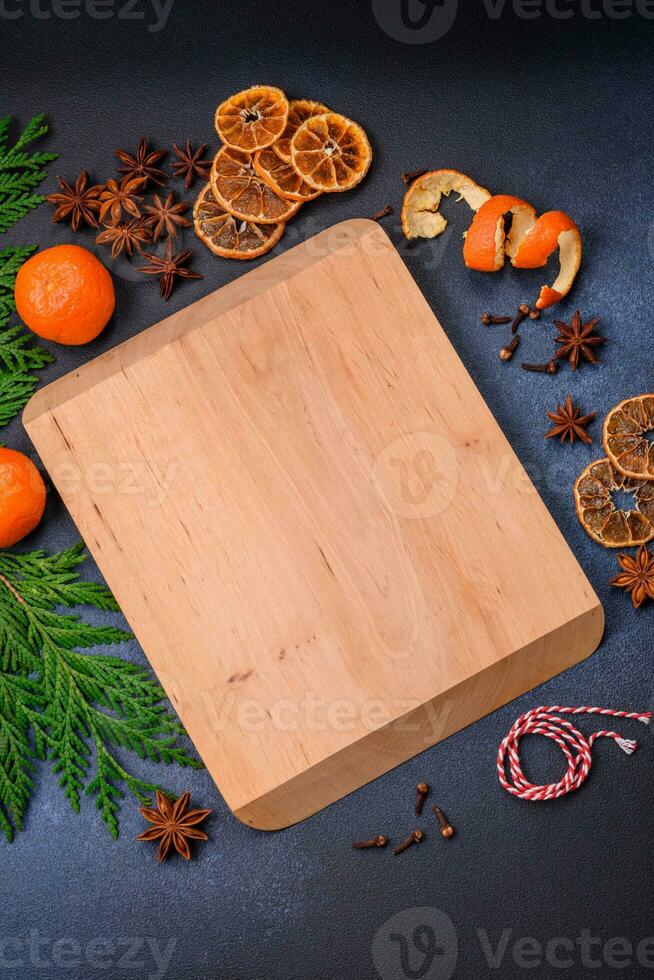 schön festlich Weihnachten Komposition von ein leeren Schneiden Planke, Mandarine und Lebkuchen foto