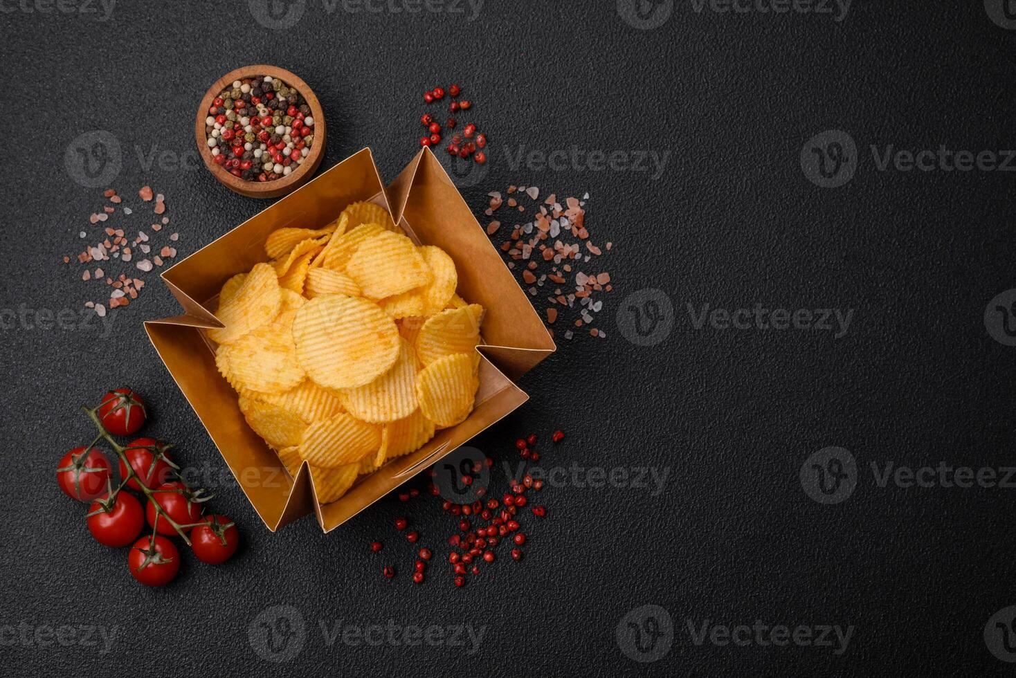 knusprig Kartoffel Chips mit Salz, Gewürze und Kräuter foto
