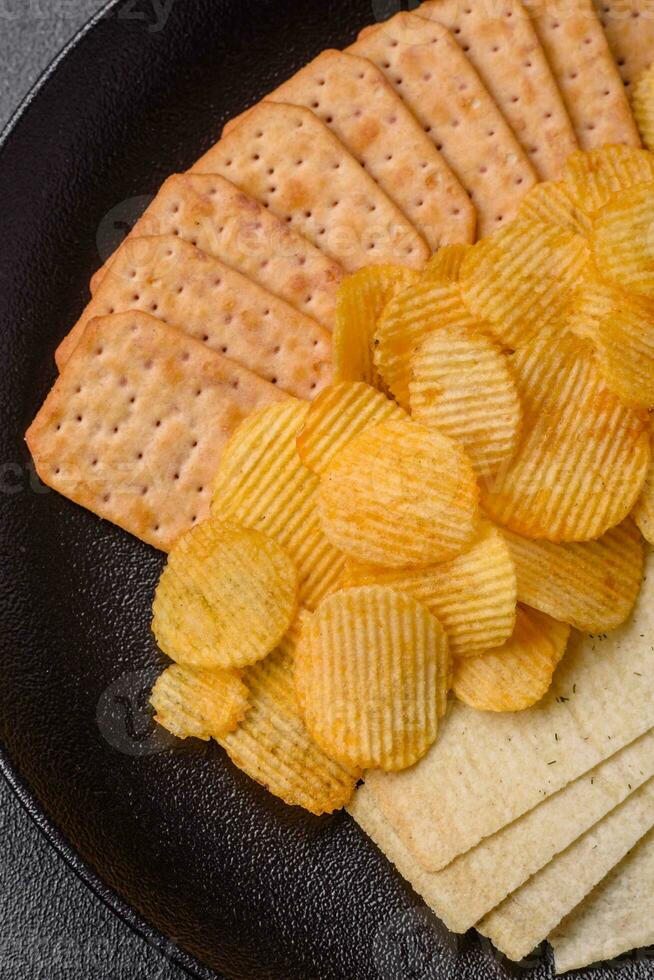 knusprig Kartoffel Chips mit Salz, Gewürze und Kräuter foto