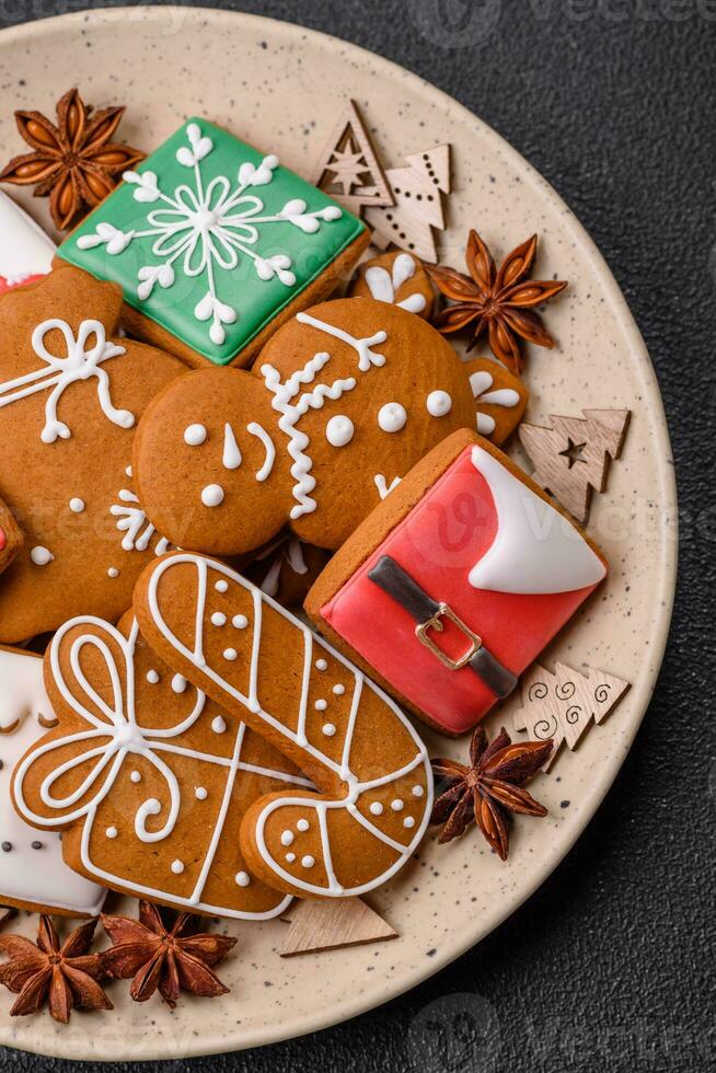 schön Weihnachten Lebkuchen Kekse von anders Farben auf ein Keramik Teller foto