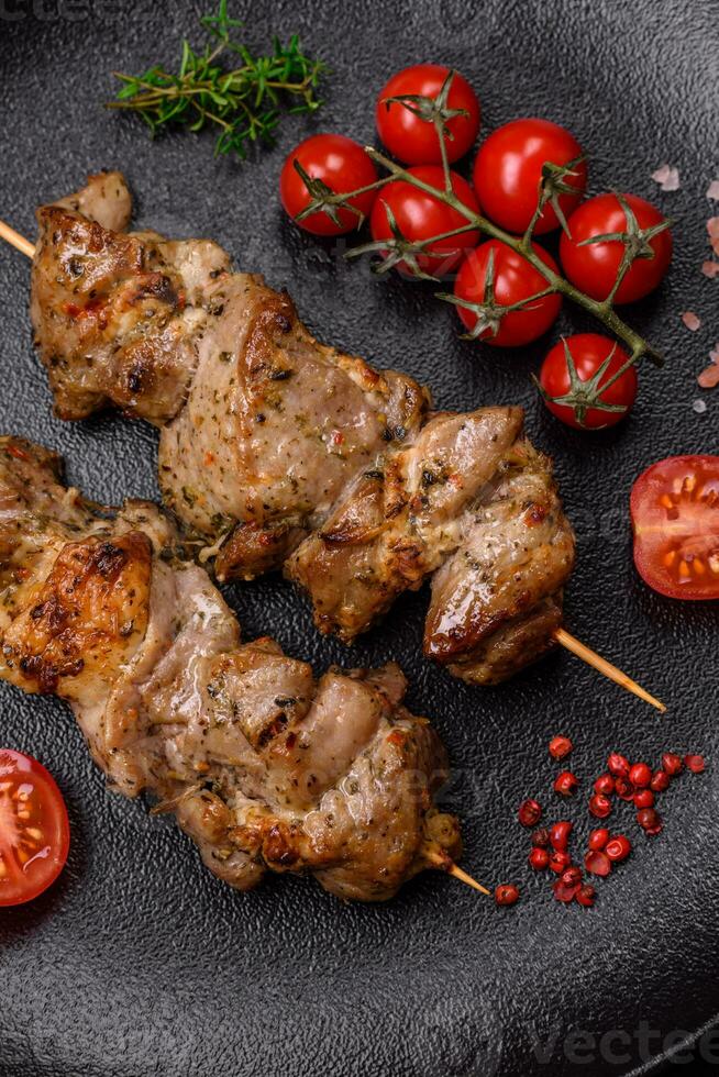 köstlich gebraten Schaschlik Kebab von Hähnchen oder Schweinefleisch Fleisch mit Salz, Gewürze und Kräuter foto