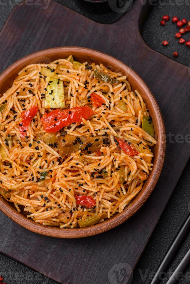 köstlich Udon Nudeln mit Fleisch oder Meeresfrüchte, Gemüse, Salz- und Gewürze foto