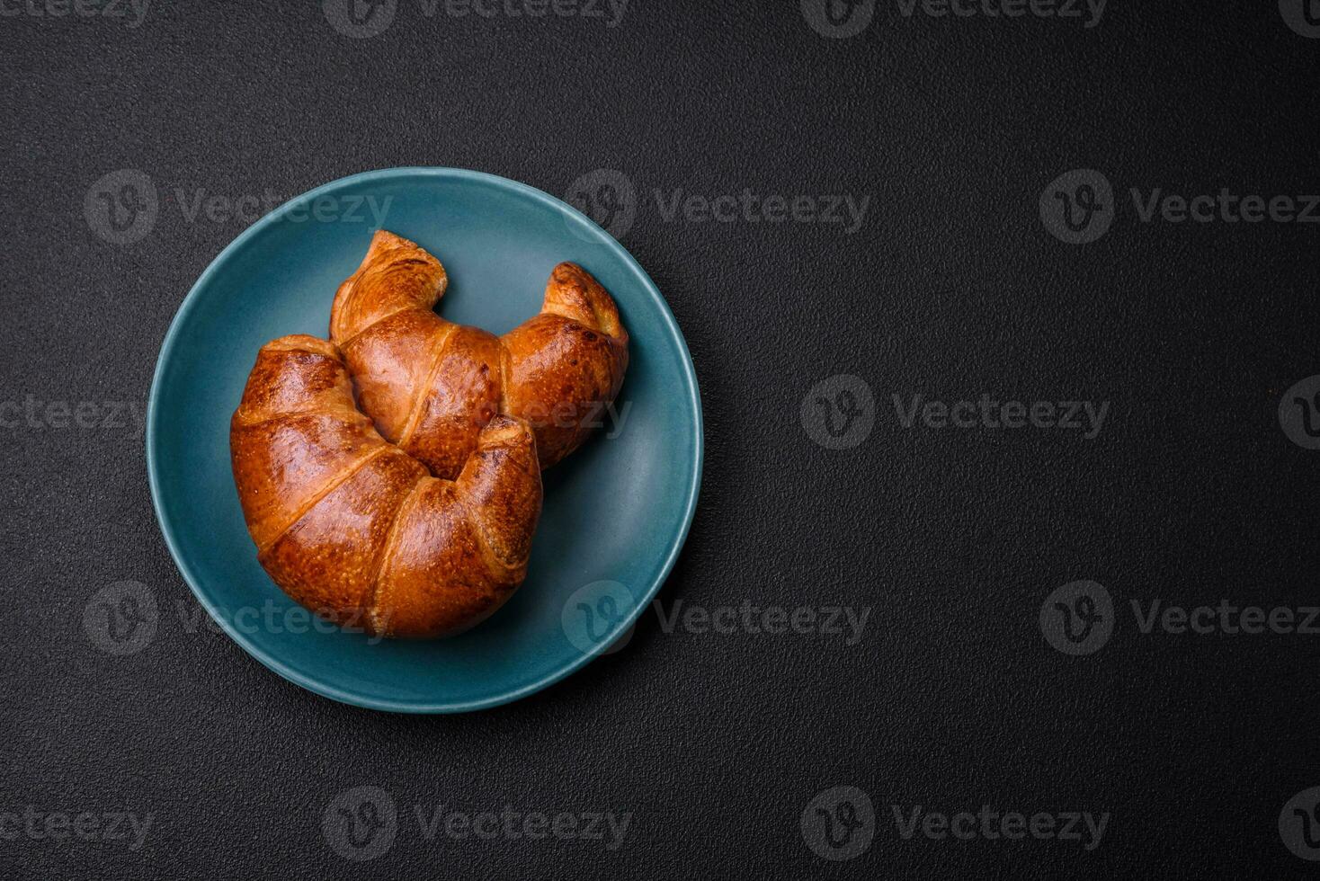 köstlich gebacken knusprig Croissants wie ein Element von ein belebend, nahrhaft Frühstück foto