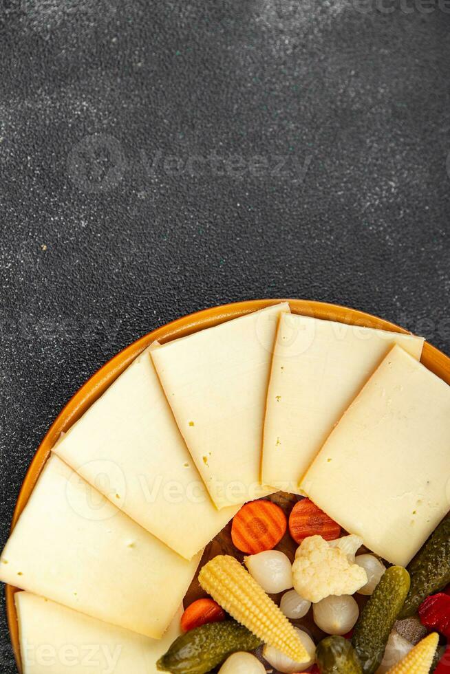 Raclette Käse Mahlzeit Gemüse Kochen Essen Vorspeise Mahlzeit Essen Snack auf das Tabelle Kopieren Raum Essen Hintergrund rustikal oben Aussicht foto