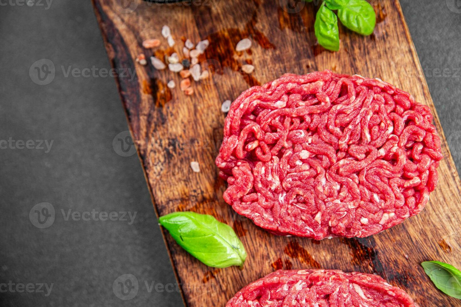 Boden Fleisch roh Schnitzel frisch Rindfleisch Fleisch Hamburger Essen Kochen Vorspeise Mahlzeit Essen Snack auf das Tabelle Kopieren Raum Essen Hintergrund rustikal oben Aussicht foto