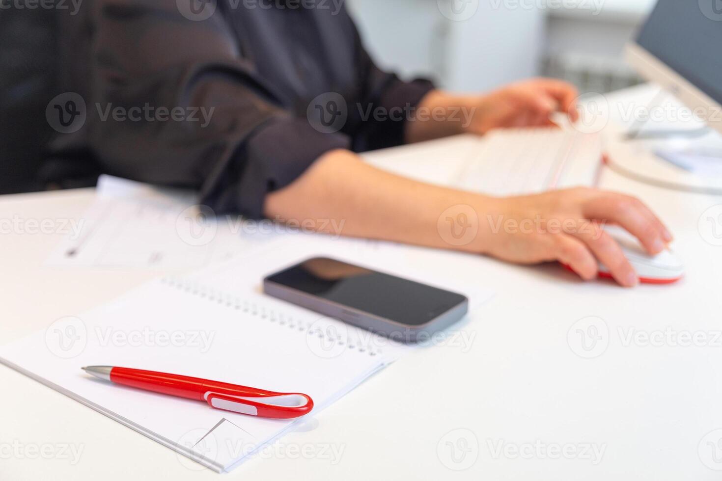 ein Notizbuch mit ein Stift und ein Büro Arbeiter oder Schüler im das Hintergrund foto