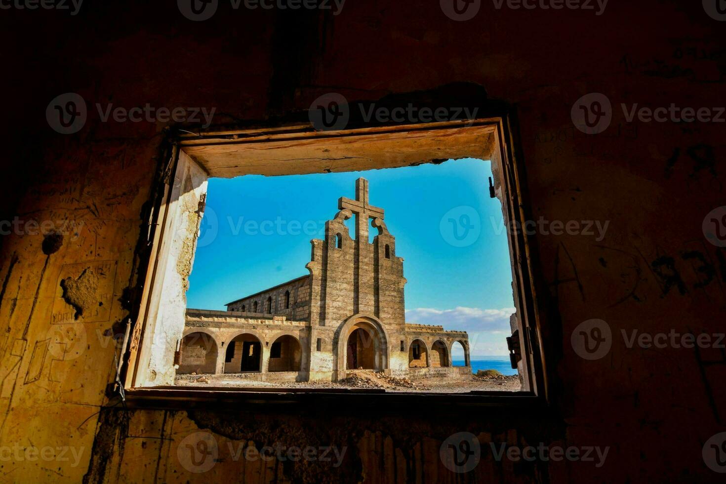 das verlassen Kirche im das Mitte von das Wüste foto