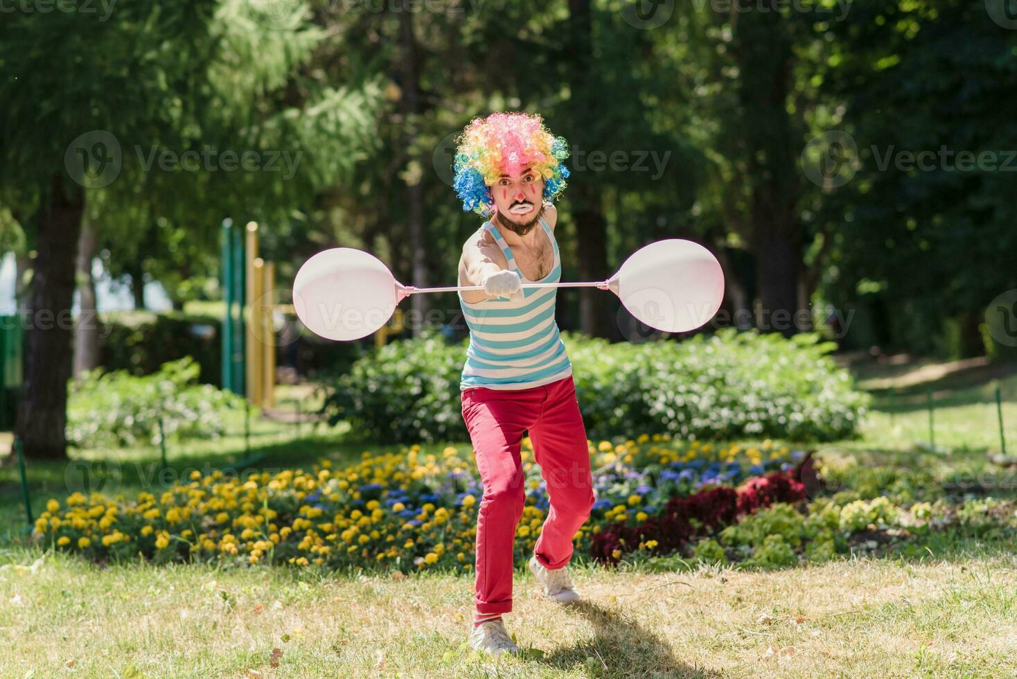 Mime führt aus im das Park mit Luftballons. Clown zeigt an Pantomime auf das Straße. foto