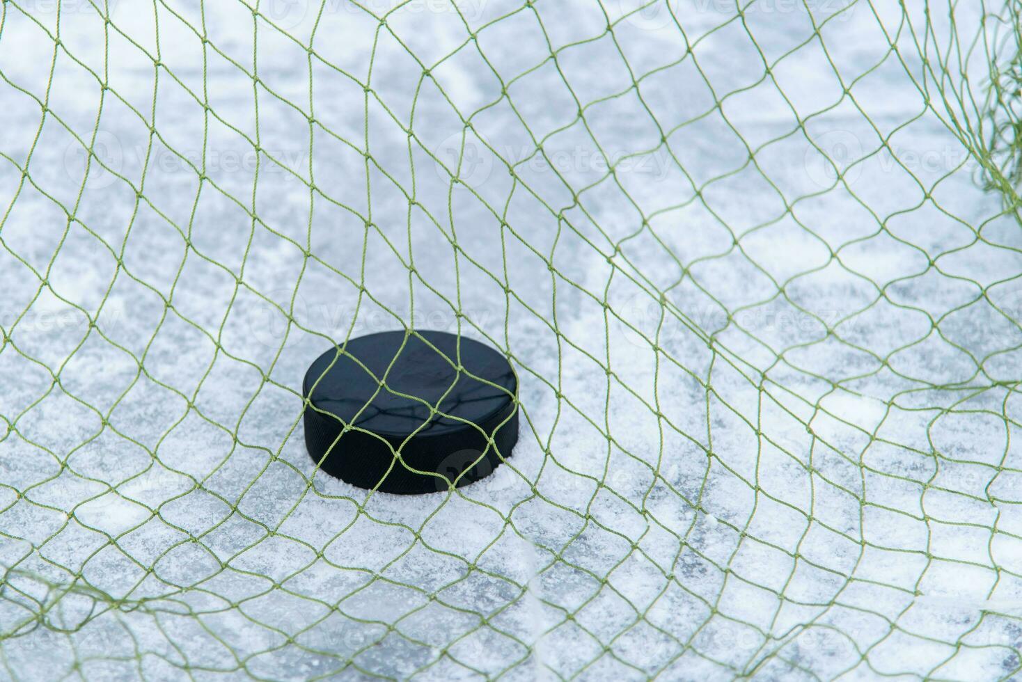 Eishockey Puck im das Tor Netz Nahansicht foto