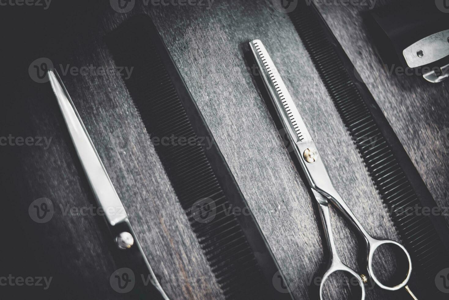 Zubehör zum Haarschnitte sind auf das Regal im das Salon foto