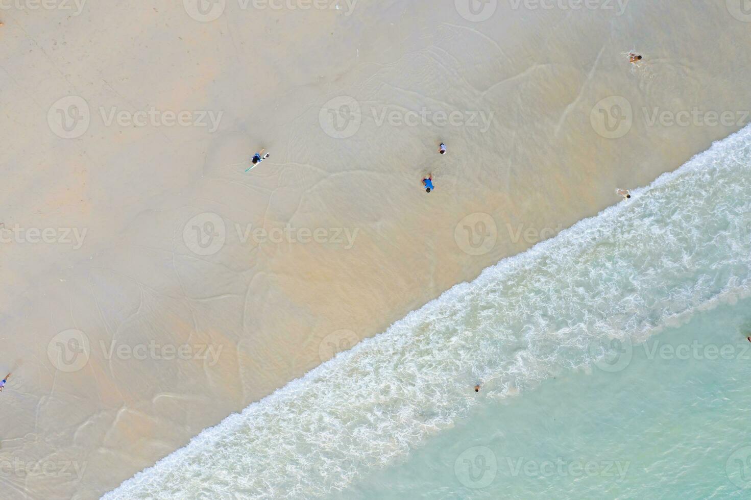 oben Aussicht Flatlay Antenne von Phuket Provinz Thailand mit Kopieren Raum Zone auf atemberaubend schön Türkis Meer Landschaft und Surfer Reisender auf das Strand. foto