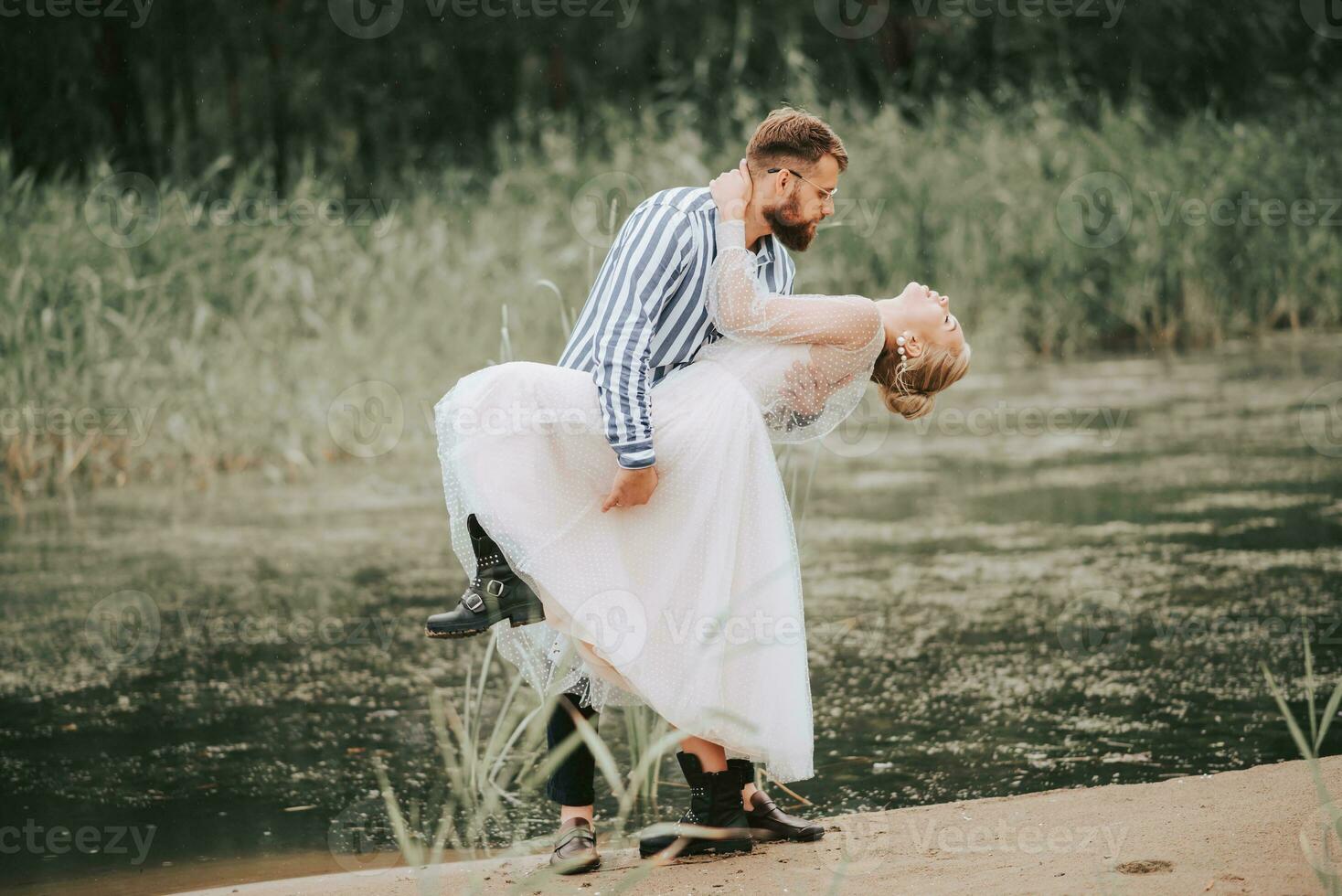 schön gerade verheiratet leidenschaftlich Umarmung auf das Küste. foto