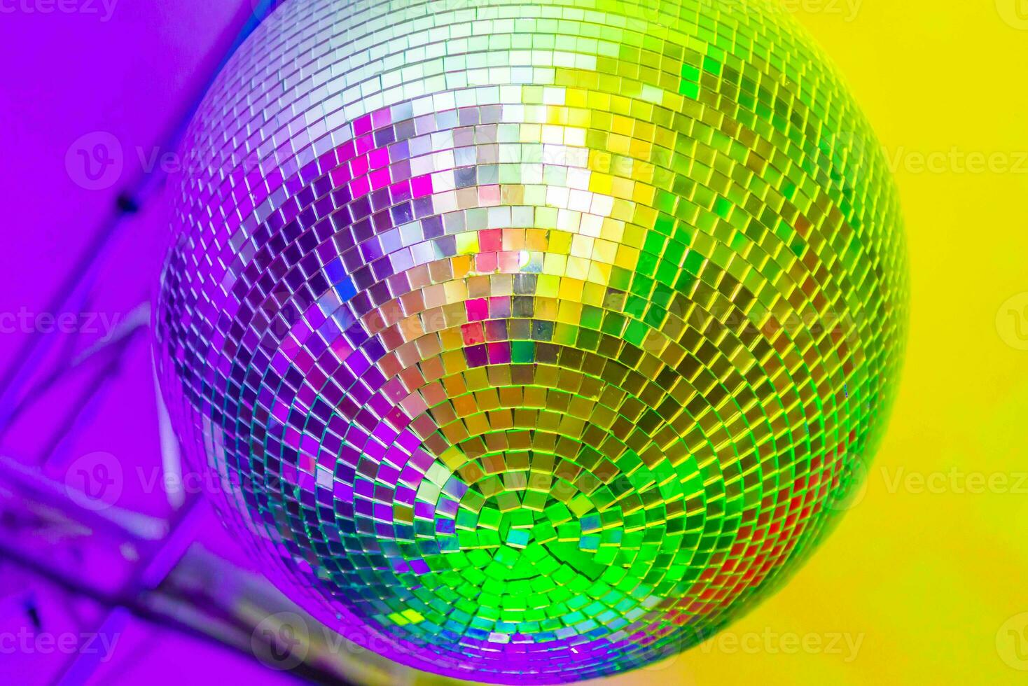 groß Disko Ball auf ein farbig Hintergrund im ein Nachtclub foto