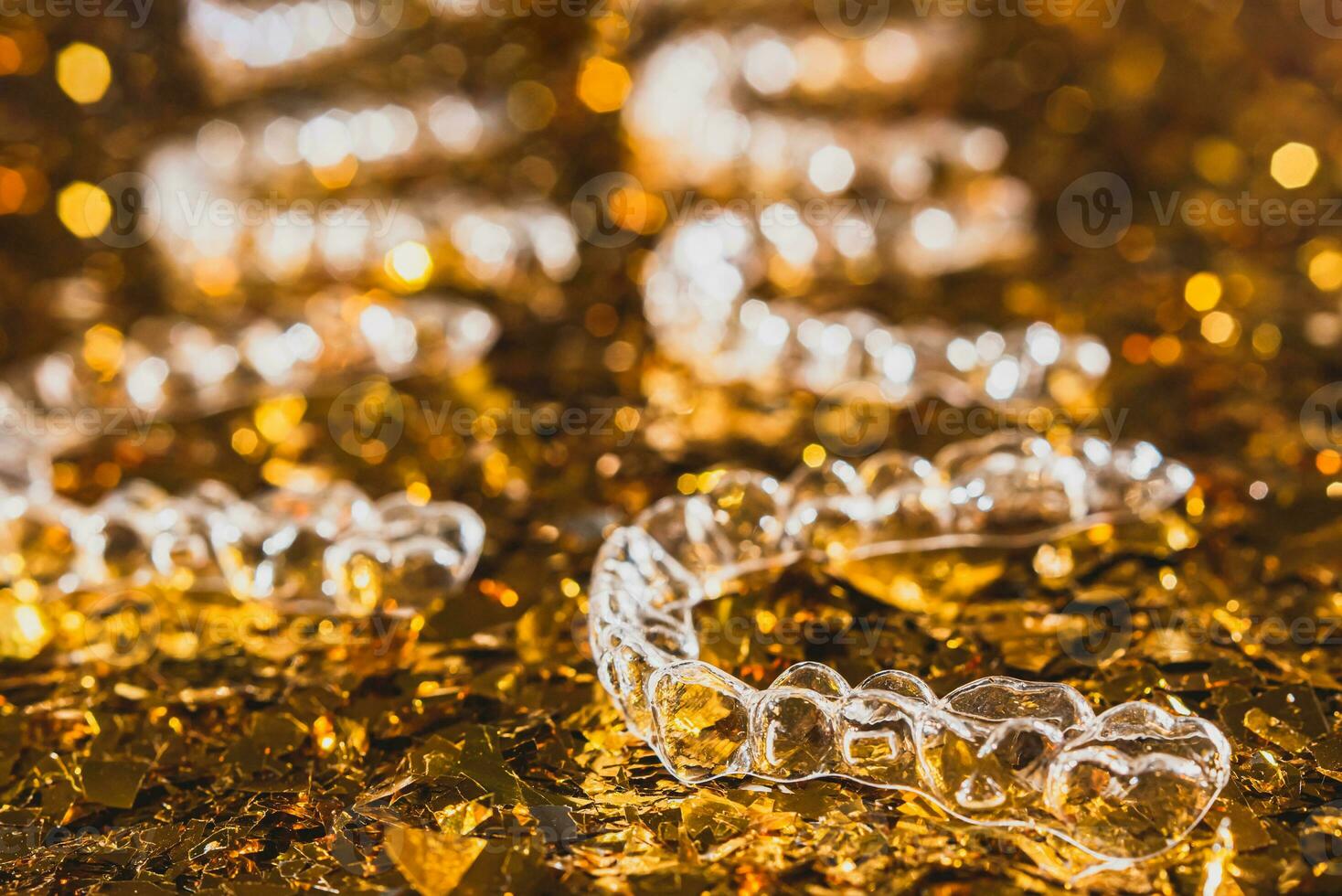 unsichtbar Dental Zähne Klammern Zahn Aligner auf Gold Hintergrund. Plastik Hosenträger Zahnheilkunde Halter zu begradigen Zähne. foto