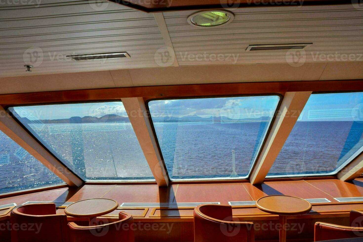 das Aussicht von das oben Deck von ein Kreuzfahrt Schiff foto