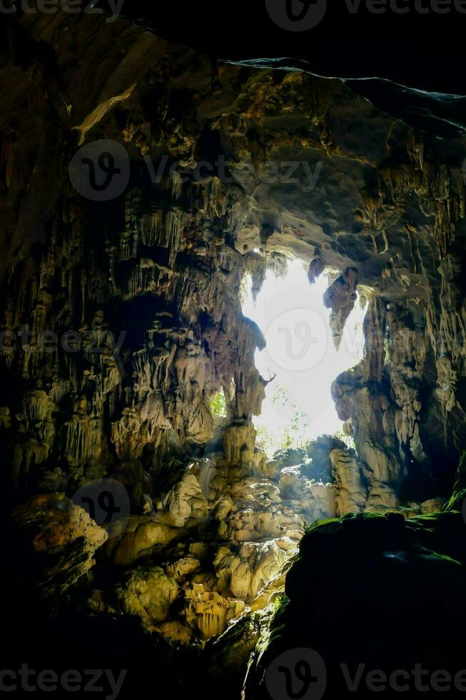 das Sonne scheint durch das Höhle Eingang foto