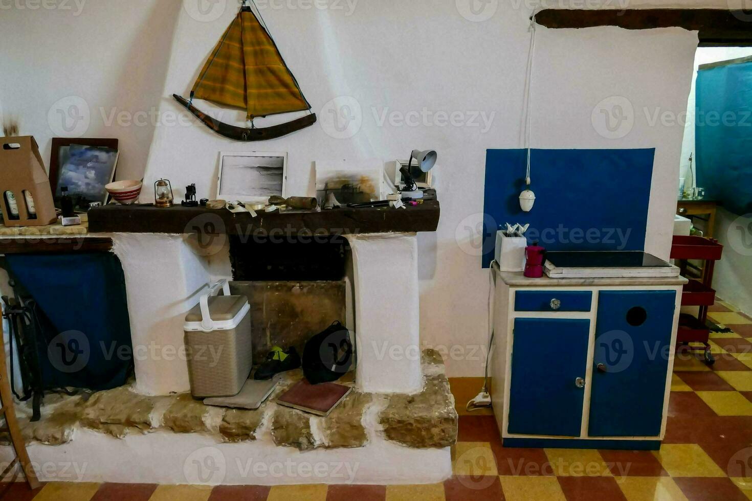 ein Küche mit ein Herd und ein Boot auf das Mauer foto
